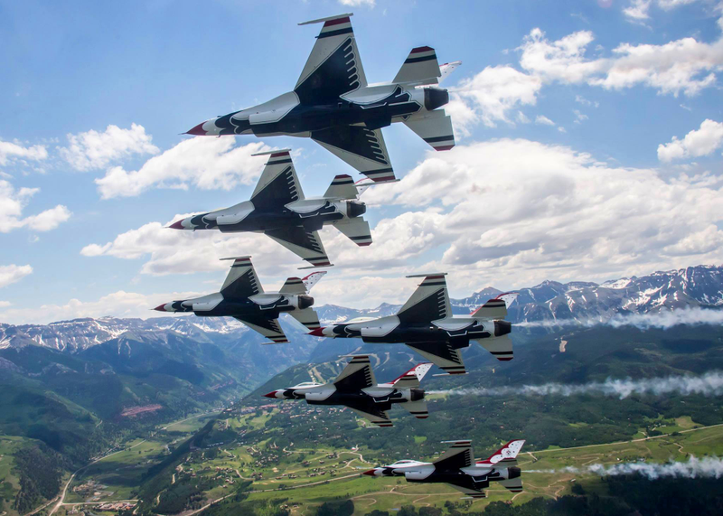 Illustration for article titled Look At These Striking Images Of The Thunderbirds Soaring Over Telluride